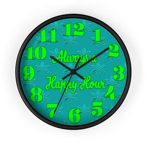 Könnte beinhalten: Eine runde Wanduhr mit schwarzem Rahmen und türkisfarbenem Zifferblatt mit wiederkehrendem Blumenmuster. Die Uhr hat leuchtend hellgrüne Ziffern von 1 bis 12 und schwarze Zeiger. Der Text Always a Happy Hour steht in Hellgrün in der Mitte.