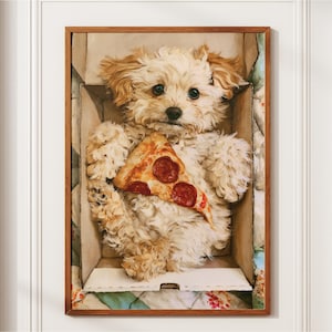 Può includere: Una stampa artistica da parete incorniciata raffigurante un cucciolo dal pelo chiaro e soffice sdraiato all'interno di una scatola di cartone. Il cucciolo tiene una fetta di pizza al salamino contro il petto con le zampe anteriori.