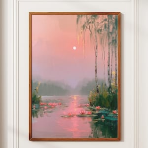 Può includere: Un dipinto di paesaggio incorniciato raffigura una serena scena lacustre al tramonto. Tonalità rosa e viola dominano il cielo e l'acqua, riflettendo il bagliore del sole. Ninfee rosa galleggiano sull'acqua e gli alberi costeggiano la riva. Il dipinto è in una cornice di legno marrone.