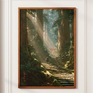 Può includere: Una stampa artistica da parete verticale in una cornice di legno che raffigura un sentiero nel bosco con gradini in pietra che conducono a un portale torii rosso. La luce del sole filtra tra gli alberi alti, illuminando una figura.