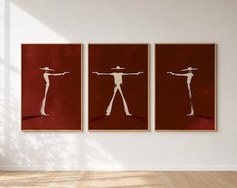 Può includere: Un set di tre stampe da parete incorniciate con uno sfondo rosso scuro. Ogni stampa mostra una silhouette stilizzata color crema di una figura con un cappello a tesa larga che impugna una pistola, raffigurata in pose differenti.