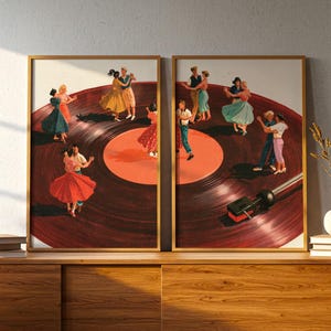 Può includere: Un set di due quadri da parete con stampe di un grande disco in vinile. L'opera raffigura diverse coppie in abiti in stile vintage che ballano sulla superficie del disco, con una testina di giradischi visibile sul lato destro.