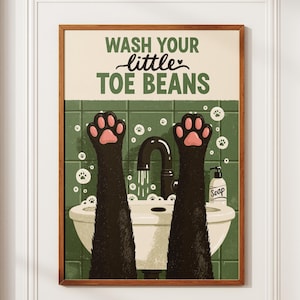 Peut inclure: Une affiche encadrée avec un design fantaisiste. L'œuvre représente une scène de salle de bain avec un lavabo, un robinet et une bouteille de savon. Le texte "WASH YOUR little TOE BEANS" est affiché au-dessus de deux pattes de chat noires avec des coussinets roses.