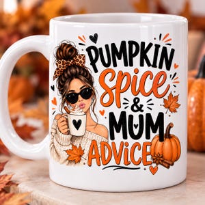 Pode incluir: Uma caneca de cerâmica branca com o gráfico de uma pessoa com um coque, um laço de leopardo e óculos de sol, segurando uma chávena pequena. O texto diz PUMPKIN SPICE & MUM ADVICE, com folhas de ácer cor de laranja, uma abóbora e canela.