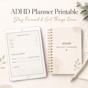 Può includere: Un Project Planner per ADHD e un tablet che mostra un elenco di attività giornaliere. Il planner è rilegato a spirale con il testo "ADHD PROJECT PLANNER". Il tablet mostra un elenco "Today's Top 3" e una sezione "Focus Sprint". È visibile anche una penna.