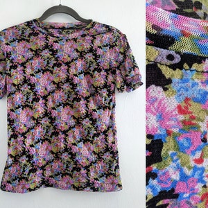 Camiseta de malla de estampado floral de los 90