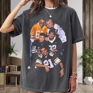 Koszulka Backstreet Boys inspirowana Millennium Vintage | Koszulka z grafiką z boysbandu z lat 90. | Koszulka typu oversize Comfort Colors 1717 w kolorze spranej czerni