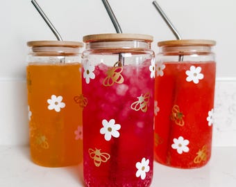 Bridesmaid Tumbler Clear Glass Gift Customized Bachelorette Weekend Gift Gold Bee Flower Cup Idea for Her Bridal Shower Party Favor Wedding