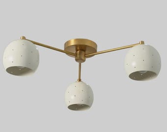 Aplique de latón de estilo moderno de mediados de siglo de la década de 1950 / Lámpara de techo empotrada de tres brazos de estilo moderno de mediados de siglo - Pantalla esférica blanca / Lámpara de techo Stilnovo