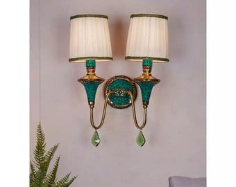 Kinkiet mosiężny z połowy XX wieku w stylu modernistycznym z lat 50. XX wieku | Tybetańsko-nepalski kinkiet z podwójnym lejkiem z plisowanymi kloszami i zieloną kamienną konstrukcją