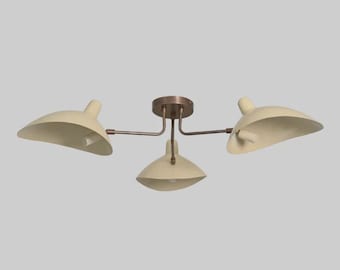 Lámpara de araña de latón de estilo moderno de mediados de siglo de la década de 1950 / Lámpara de techo empotrada de estilo moderno de mediados de siglo - Pantalla curva de tres brazos color crema / Lámpara de techo Stilnovo