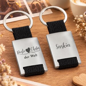 Presente personalizado para o melhor chefe: Chaveiro gravado com nome e frase, feito de metal e tecido, presente de despedida para a equipe.