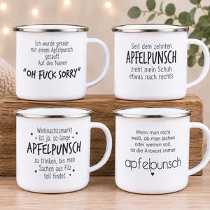 Könnte beinhalten: Vier weiße Emaille-Tassen mit silbernem Rand, jede mit einem individuellen schwarzen deutschen Text bedruckt. Die Tassen zeigen humorvolle Sprüche rund um Apfelpunsch, darunter "OH FUCK SORRY" und "APFELPUNSCH", angeordnet in einem Zweier-Raster.
