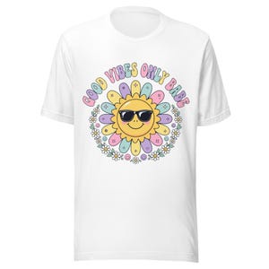 Camiseta "Good Vibes Only Babe", Camiseta retrô com estampa de sol, Camiseta feminina fofa dos anos 70