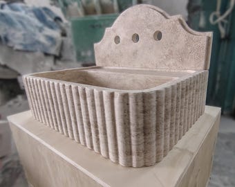 Lavabo escultural de travertino / Lavabo de baño de lujo con mueble bajo de piedra beige acanalada