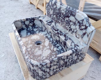 Lavabo de mármol Calacatta Viola con diseño acanalado a medida y protector contra salpicaduras. Lavabo de piedra natural de lujo hecho a mano. Elegante lavabo de pared.