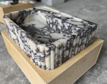 Lavabo de mármol Calacatta Viola con diseño acanalado personalizado, lavabo de baño de piedra a medida con vetas burdeos, elegante lavabo mural estriado.