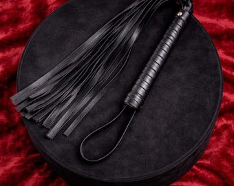 Skórzany bat do jazdy konnej z PU • Akcesorium do bondage i odgrywania ról • Lekki bat treningowy • Regulowany uchwyt • Rekwizyt na imprezę