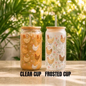 Puede incluir: Dos vasos de vidrio con tapas de bamb&uacute; y pajitas de metal. Uno es transparente, el otro esmerilado. Ambos presentan un patr&oacute;n repetido de gallinas y flores. El texto "CLEAR CUP" y "FROSTED CUP" est&aacute; impreso debajo.