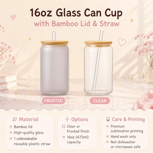 Puede incluir: Dos vasos de vidrio con tapas de bamb&uacute; y pajitas. Uno es esmerilado, el otro transparente. El texto dice "16oz Glass Can Cup with Bamboo Lid & Straw". Las tazas tienen una capacidad de 473 ml.