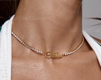 Collar personalizado con nombre de tenis, gargantilla con placa de nombre de moissanita personalizada, joyería con nombre en cursiva de oro amarillo de 14k, regalo para dama de honor.