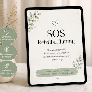 Könnte beinhalten: Ein digitales Tablet zeigt ein Arbeitsbuch mit dem Titel "SOS Reizüberflutung" in deutscher Sprache. Das Cover zeigt ein Herz und botanische Illustrationen. Der Text enthält "Mini-Workbook" und "Reflexion & Selbstfürsorge".