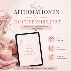 Könnte beinhalten: Ein Tablet-PC zeigt Affirmationen mit floralen Akzenten. Der Text lautet "Positive Affirmationen für Hochsensibilität". Eine brennende Kerze, eine Vase mit Blumen und ein rosa Schal befinden sich im Vordergrund. Das Bild fördert Selbstliebe und inneres Gleichgewicht.