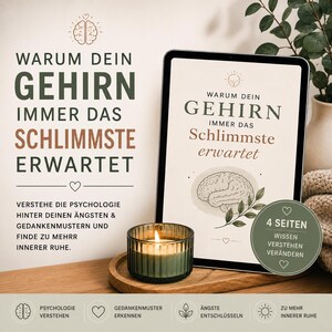 Könnte beinhalten: Ein digitales Tablet mit dem Text 'WARUM DEIN GEHIRN IMMER DAS SCHLIMMSTE ERWARTET' und einer Gehirn-Illustration, dazu ein grünes, geriffeltes Glas-Windlicht mit brennender Kerze auf einem Holztablett sowie ein runder Aufkleber mit '4 SEITEN'.