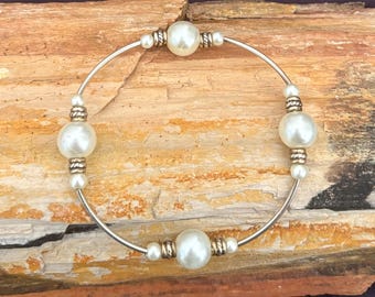 Bracciale rigido in argento sterling con perle di vetro ceco bianche.