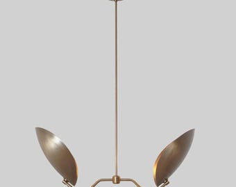 Lámpara colgante Sputnik de latón crudo de mediados de siglo con 2 pantallas curvas