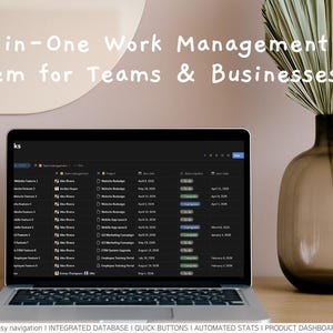 Könnte beinhalten: Ein Set aus drei Keramikbechern mit gesprenkelter, cremefarbener Glasur. Jeder Becher zeigt ein handgemaltes Design: ein blau-grünes Blatt, eine gelbe Blume und eine rote Beere. Die Becher haben eine einfache, abgerundete Form.