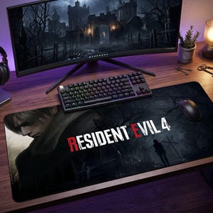Può includere: Un tappetino da scrivania rettangolare con una grafica scura e suggestiva di Resident Evil 4. Il design mostra il profilo di un personaggio a sinistra, una silhouette in una foresta a destra e il logo Resident Evil 4 in testo bianco e rosso.