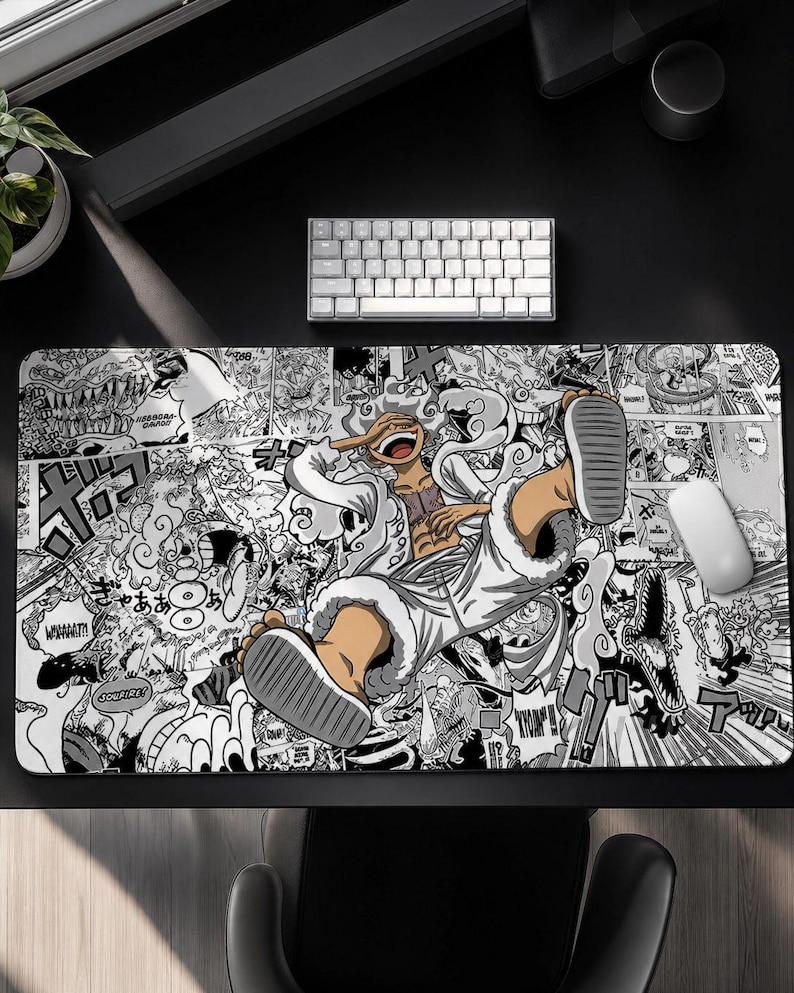 Pu&ograve; includere: Un tappetino per mouse rettangolare in bianco e nero con un'illustrazione in stile manga di un personaggio in abito bianco con un lungo naso e sandali. Lo sfondo &egrave; pieno di fumetti e fumetti. Sono visibili una tastiera e un mouse bianchi.