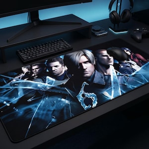 Può includere: Un tappetino da scrivania rettangolare con una stampa grafica dei personaggi di Resident Evil 6. Il design mostra diverse figure con un effetto vetro infranto dai toni blu, con il numero 6 in evidenza al centro della composizione.