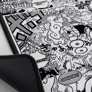 Pu&ograve; includere: Tappetino per mouse in bianco e nero in stile manga con illustrazioni dettagliate e testo giapponese. Il tappetino ha un bordo cucito nero e un retro antiscivolo. Il design include fumetti e linee d'azione dinamiche.