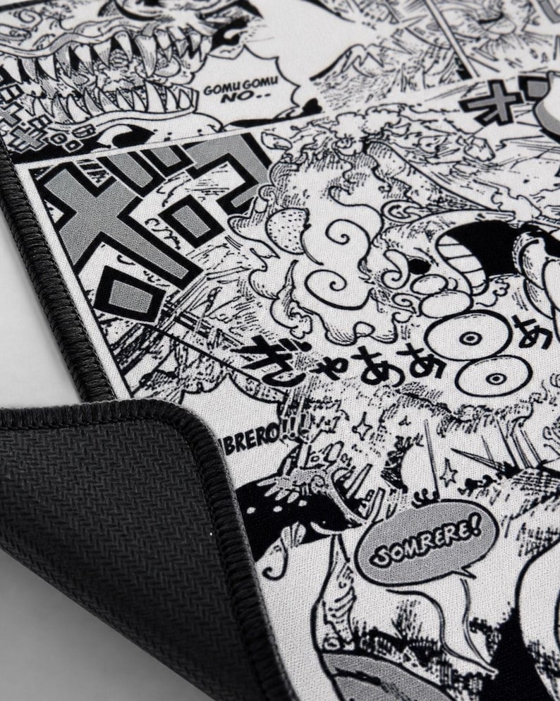 Pu&ograve; includere: Tappetino per mouse in bianco e nero in stile manga con illustrazioni dettagliate e testo giapponese. Il tappetino ha un bordo cucito nero e un retro antiscivolo. Il design include fumetti e linee d'azione dinamiche.