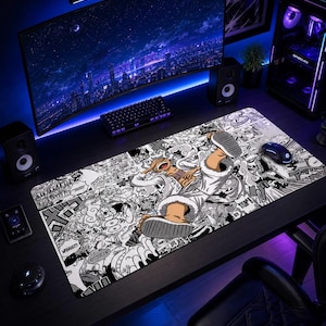 Pu&ograve; includere: Un grande tappetino per mouse rettangolare con un'illustrazione in bianco e nero in stile manga di un personaggio in abito bianco. Il tappetino &egrave; su una scrivania nera con monitor, tastiera e mouse.