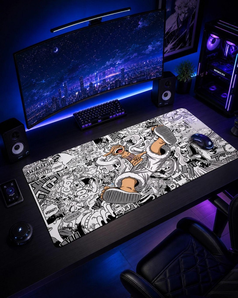Pu&ograve; includere: Un grande tappetino per mouse rettangolare con un'illustrazione in bianco e nero in stile manga di un personaggio in abito bianco. Il tappetino &egrave; su una scrivania nera con monitor, tastiera e mouse.