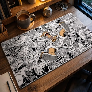 Pu&ograve; includere: Un tappetino da scrivania rettangolare in bianco e nero in stile manga con un personaggio con cappotto e stivali bianchi. Il tappetino &egrave; ricoperto da pannelli manga e fumetti. Una tazza di caff&egrave; e un taccuino sono sulla scrivania di legno.