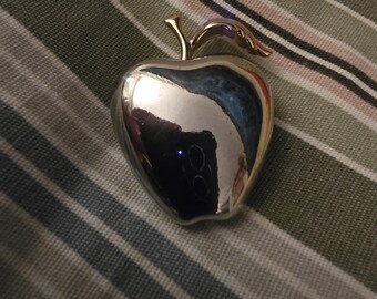 Broche de manzana de Liz Claiborne