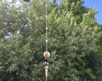 Atrapasueños casero de perlas y plata sintética (materiales reciclados)