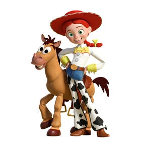 Puede incluir: Una muñeca vaquera con cabello de hilo rojo, sombrero rojo y camisa blanca con puños amarillos, de pie junto a un juguete de caballo marrón. La muñeca viste pantalones de mezclilla azules con chaparreras de estampado de vaca y botas marrones.
