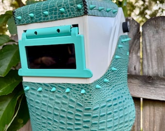 Capacete de soldagem Hobart quadrado personalizado em couro resistente com detalhes em couro e pontas.