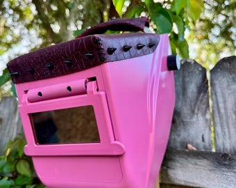 Capacete de soldagem Hobart quadrado rosa e vermelho com estampa de jacaré – Couro resistente e pontas pretas