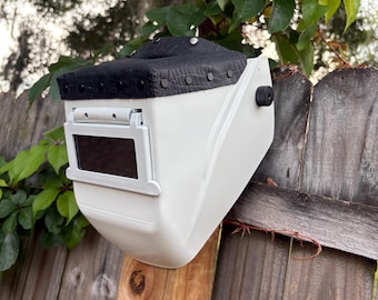 Capacete de soldagem Hobart quadrado em couro resistente e preto, com detalhes em preto.