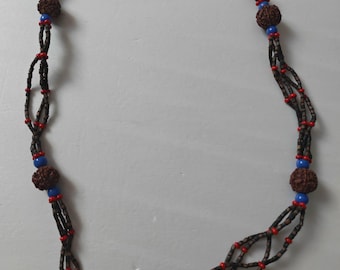 Collana vintage in macramè con Rudraksha naturale, gioiello tribale curativo.