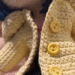 Muñeca Coraline tejida a mano: Interpretación detallada del personaje, artículo de colección para fans de la película. imagen 3
