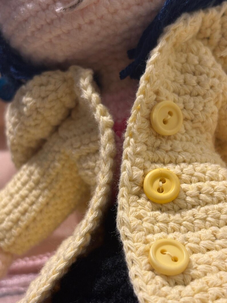 Muñeca Coraline tejida a mano: Interpretación detallada del personaje, artículo de colección para fans de la película. imagen 3