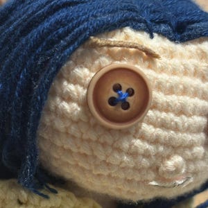 Muñeca Coraline tejida a mano: Interpretación detallada del personaje, artículo de colección para fans de la película. imagen 4