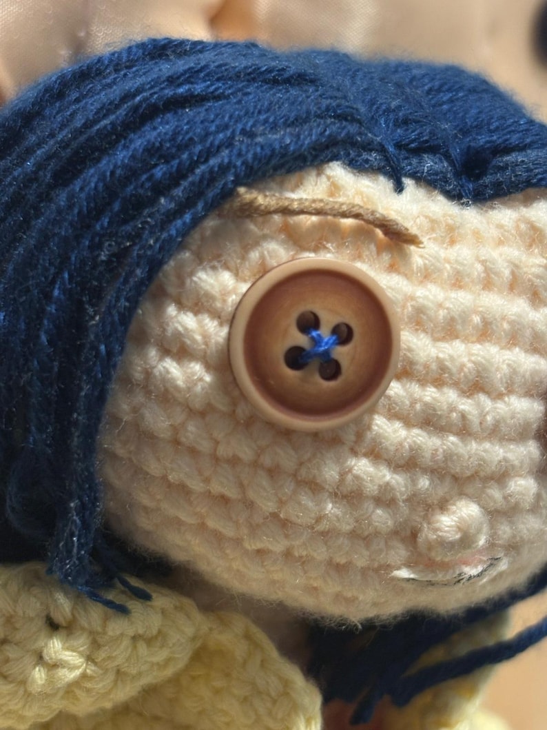 Muñeca Coraline tejida a mano: Interpretación detallada del personaje, artículo de colección para fans de la película. imagen 4